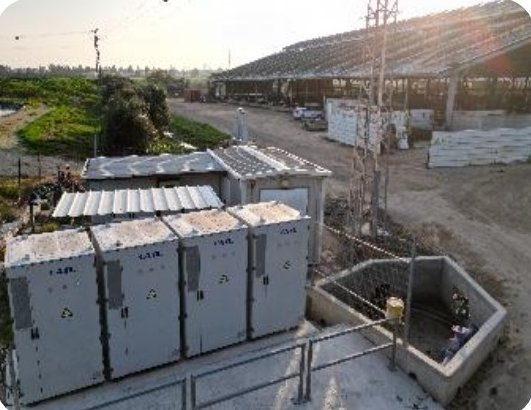 ארונות אגירה של AGEERA מוצבים על משטח בטון באתר חקלאי